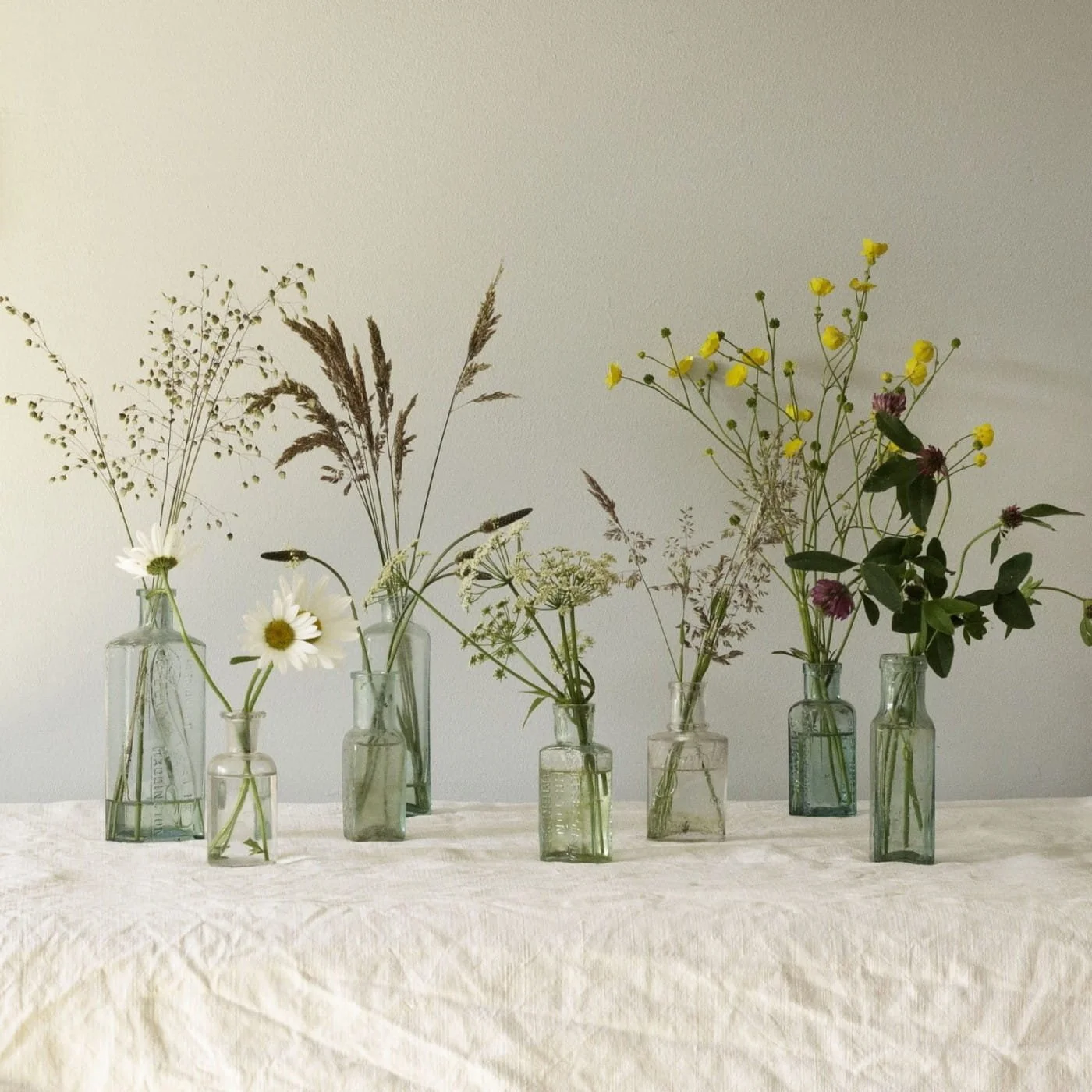 Creating Captivating Centerpieces with Foraged Branches and Wildflowers: 5 Tips for Success