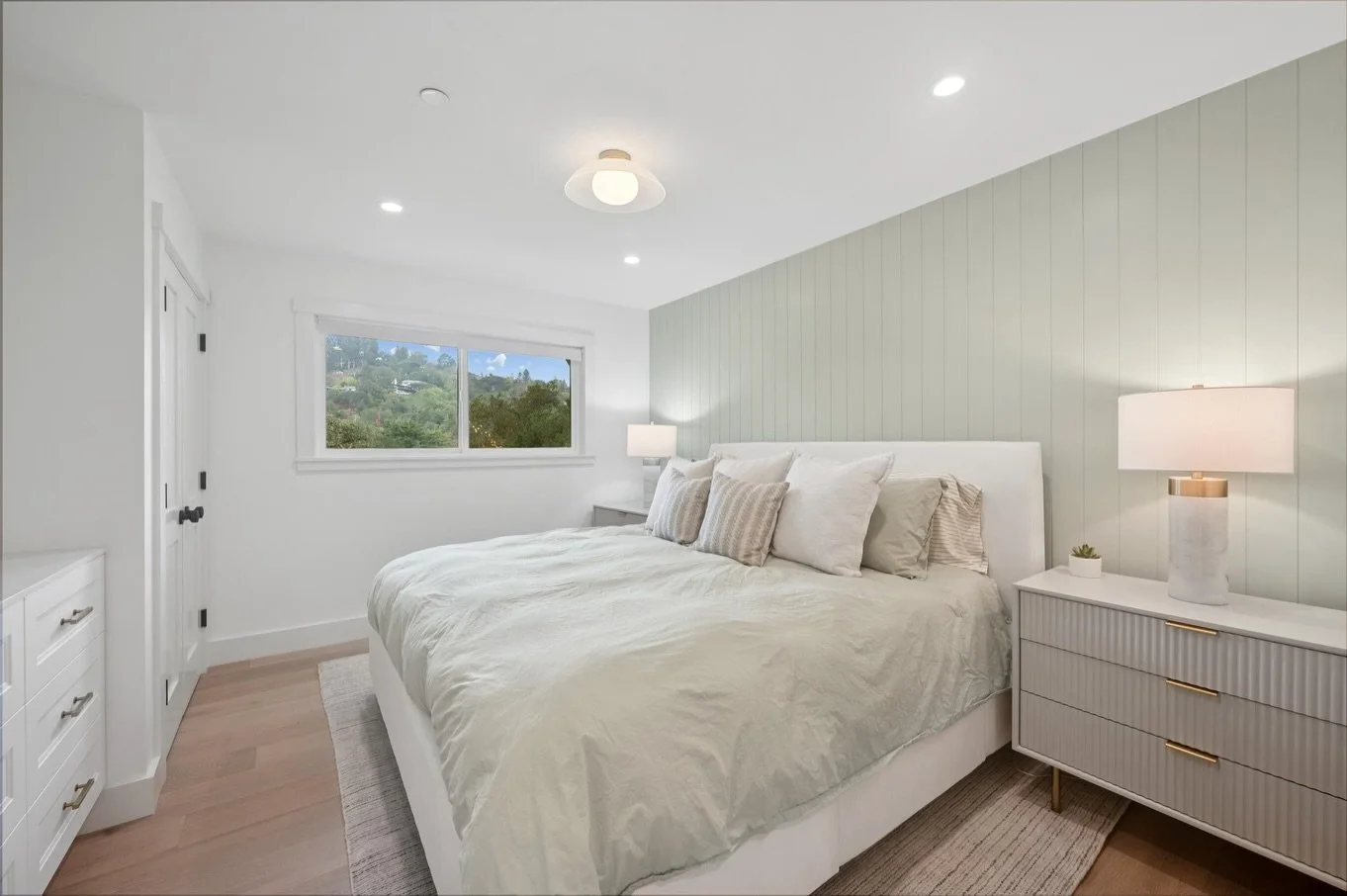 Clap on, clap off. If you remember, you remember&hellip; 🤪 
The &ldquo;lights on&rdquo; version of a room needs to feel bright enough to function, and the &ldquo;lights off&rdquo; version needs to feel cozy enough to unwind in.

This is one of my fa