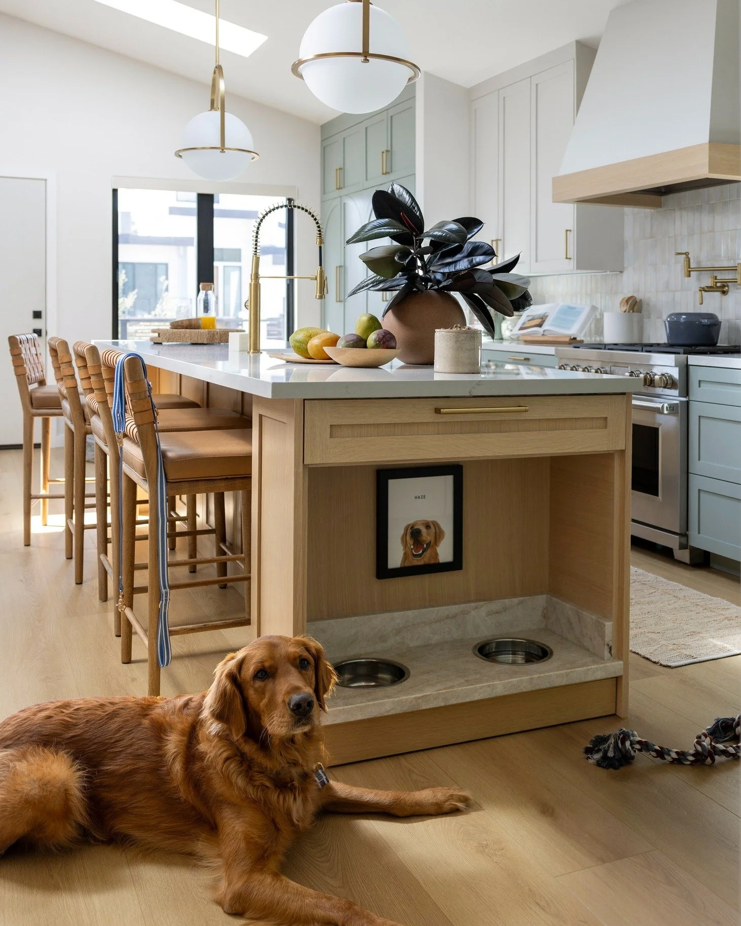 There&rsquo;s nothing better than a home that feels welcoming to every member of the family. 

This kitchen was designed with both beauty and everyday function in mind, right down to the built-in dog feeding station. Safe to say this sweet golden app