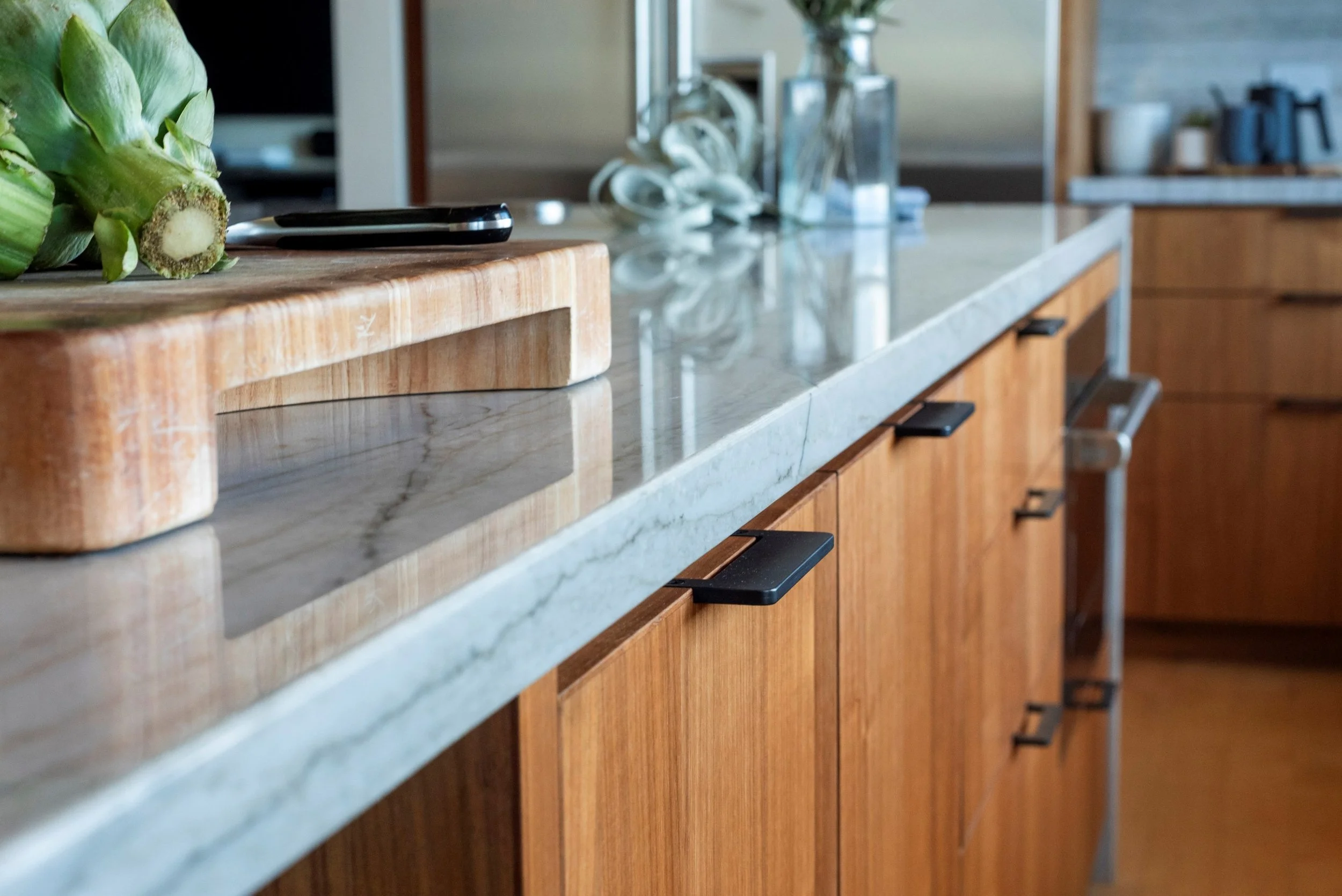 Kitchen renovation in Belvedere-Tiburon designed by Marin interior designer Studio SQUIRE featuring quartzite countertops. and modern matte black cabinet hardware.