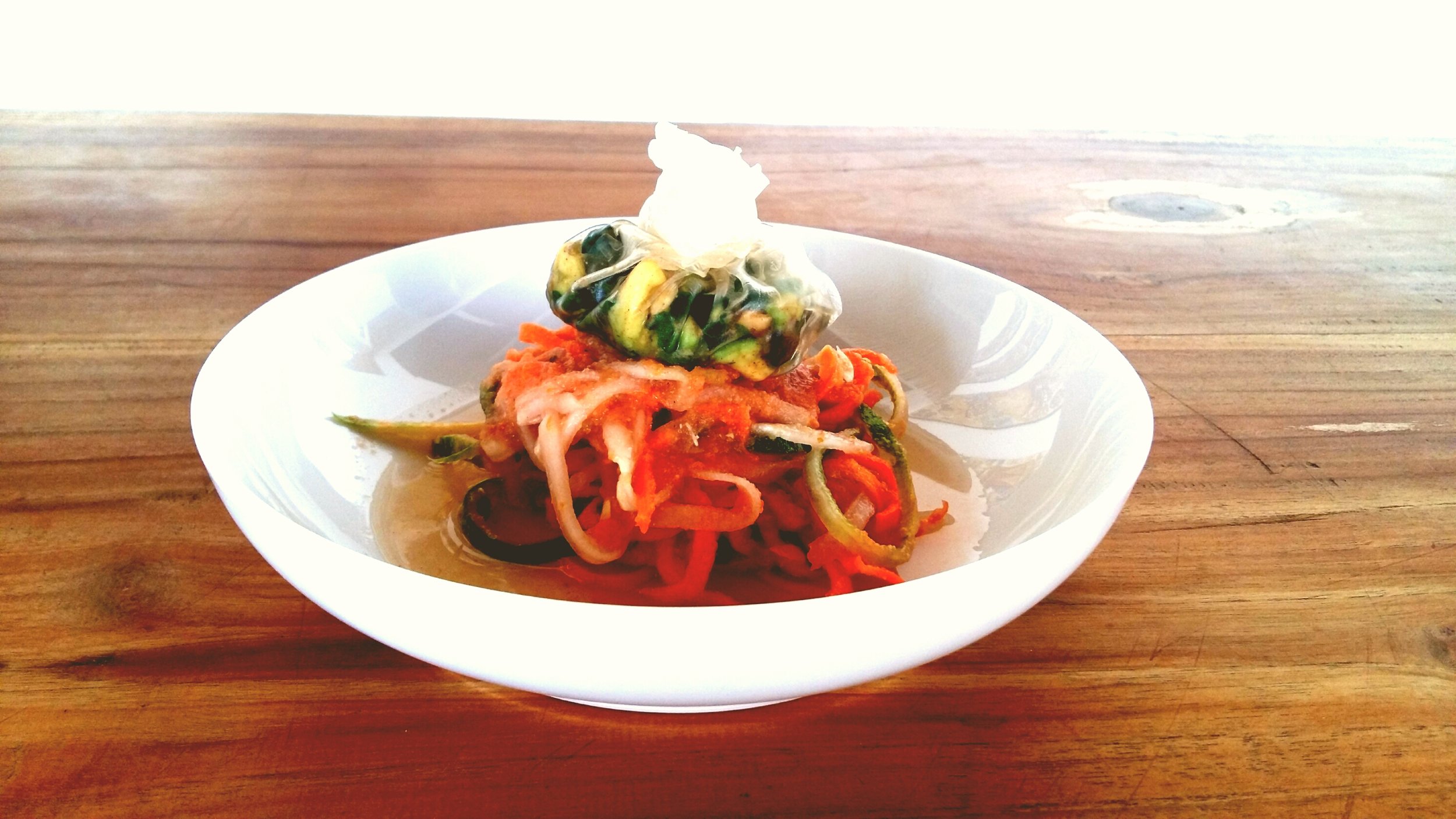 Gemüsespaghetti mit Kräutersäckchen-Rohkost.jpg