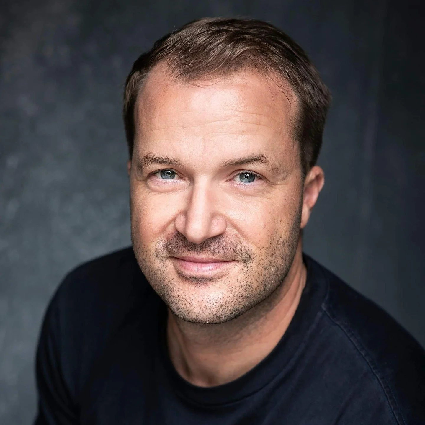 Did you guess who our new guest tutor is?
YASSSSSS! DVH is in the house!! We are thrilled that David Van Horn will be joining us for our Acting for Screen classes.
David has worked as a professional actor in theatre, film, and television since gradua