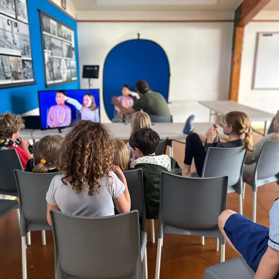 Being attentive and supportive bts is just as important as being on the screen. No worries here! Our amazing Screen Acting classes with @dave_van_horn captivating our youngest actors 👀