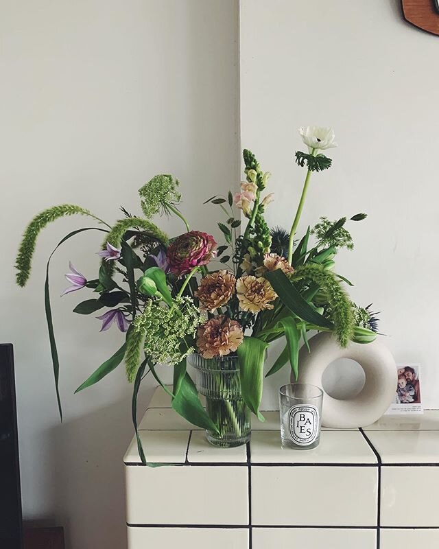 Ik vind bijna nooit meer de tijd om iets te maken met de &lsquo;leftovers&rsquo; en heb daardoor zelf nog zelden bloemen in huis, nochtans was dit vroeger een must! 
Deze ochtend na de morning rush maakte ik even tijd om deze centerpiece te maken. Bl