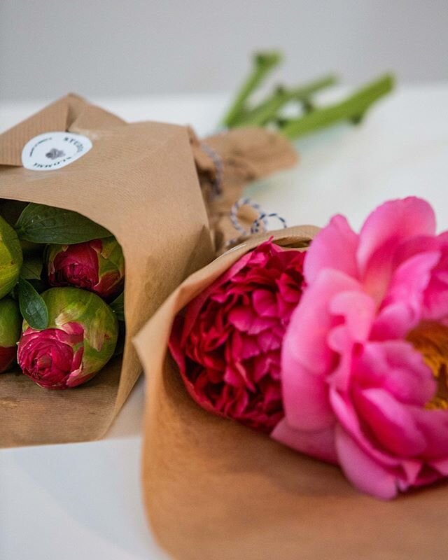 LOOKING FOR A GIFT TO TREAT THE MOMMY&rsquo;S? 💘⠀
⠀
ORDER OUR MOTHER&rsquo;S DAY GIFT BAG 🌸⠀
⠀
WHAT&rsquo;S IN THE BAG?⠀
⁣⠀
💐a pretty peonie bouquet by @studioblomma.be ⁣⠀
🧁a yummy cupcake by @cakealot.be⁣⁣⁣⠀
🥜apero by @mmmaeltijd ⁣⁣⁣⠀
🌹rosewat