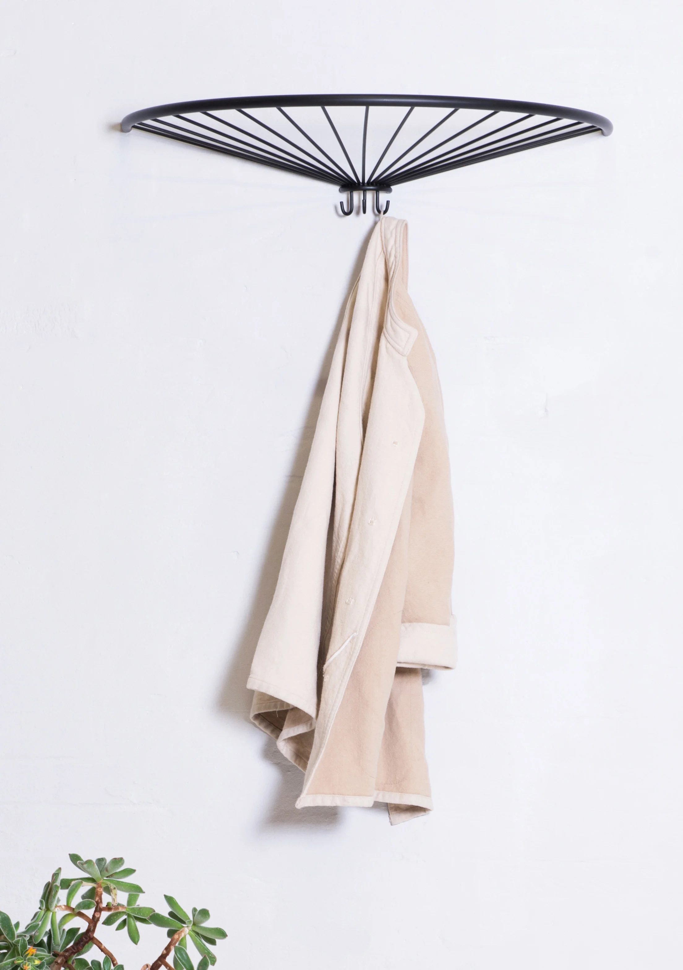 Pinna_har-shelf__action_black_netti1.jpg