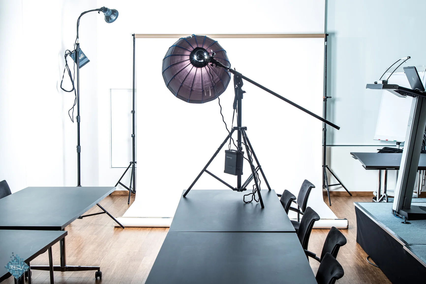 Bij gebrek aan een beschikbare studio heb ik zelf op de Sint Maartenskliniek een studio gebouwd in 1 van de vergaderruimtes...