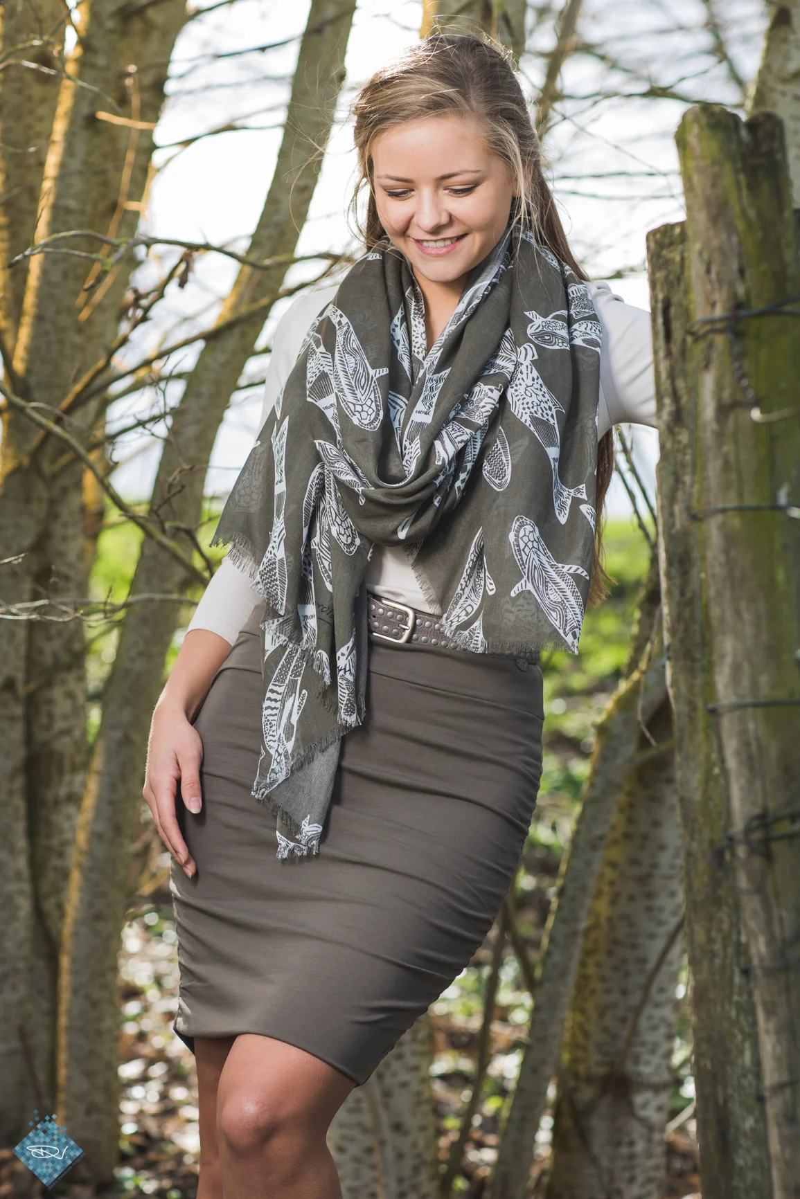 Naast de “navy’ serie hebben we de andere 2 stijlen oookj nog gefotografeerd daar vlakbij de sluis. Ik zoek dan in de achtergrond overeenkomsten qua look en kleur/tint. Zo ook bij deze bruin/grijze serie kleding.