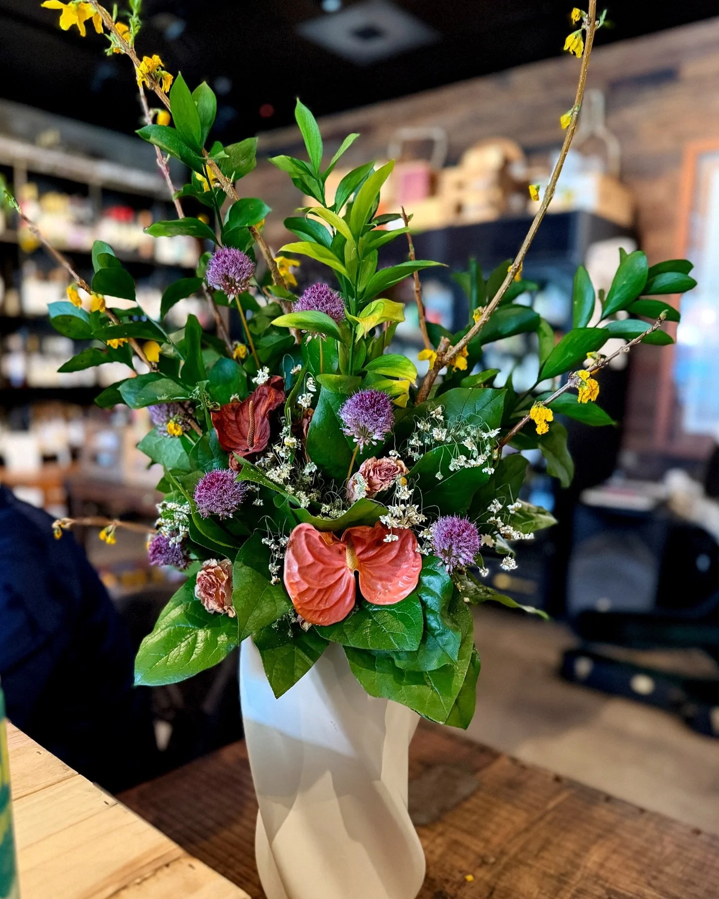💐Stop and *don&rsquo;t* smell the roses 💐The flower arrangements in our shop are specially designed with less fragrant flowers so they don&rsquo;t compete with the wine 🍷! 

Shout-out to the amazing Ednita at @rootsandbloomsatlanta for bringing th