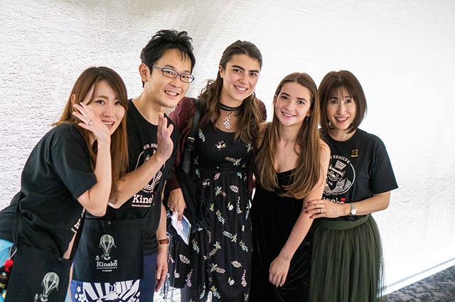 Group photo with our incredibly talented voice actors who live dubbed @aliceandlewisfilm during the @kineko_filmfes screening. Special thanks to translator Sakiko Sato. .
📷 @reece_photo .
.
.
#livedubbing #voiceactors #translation #japanese #english