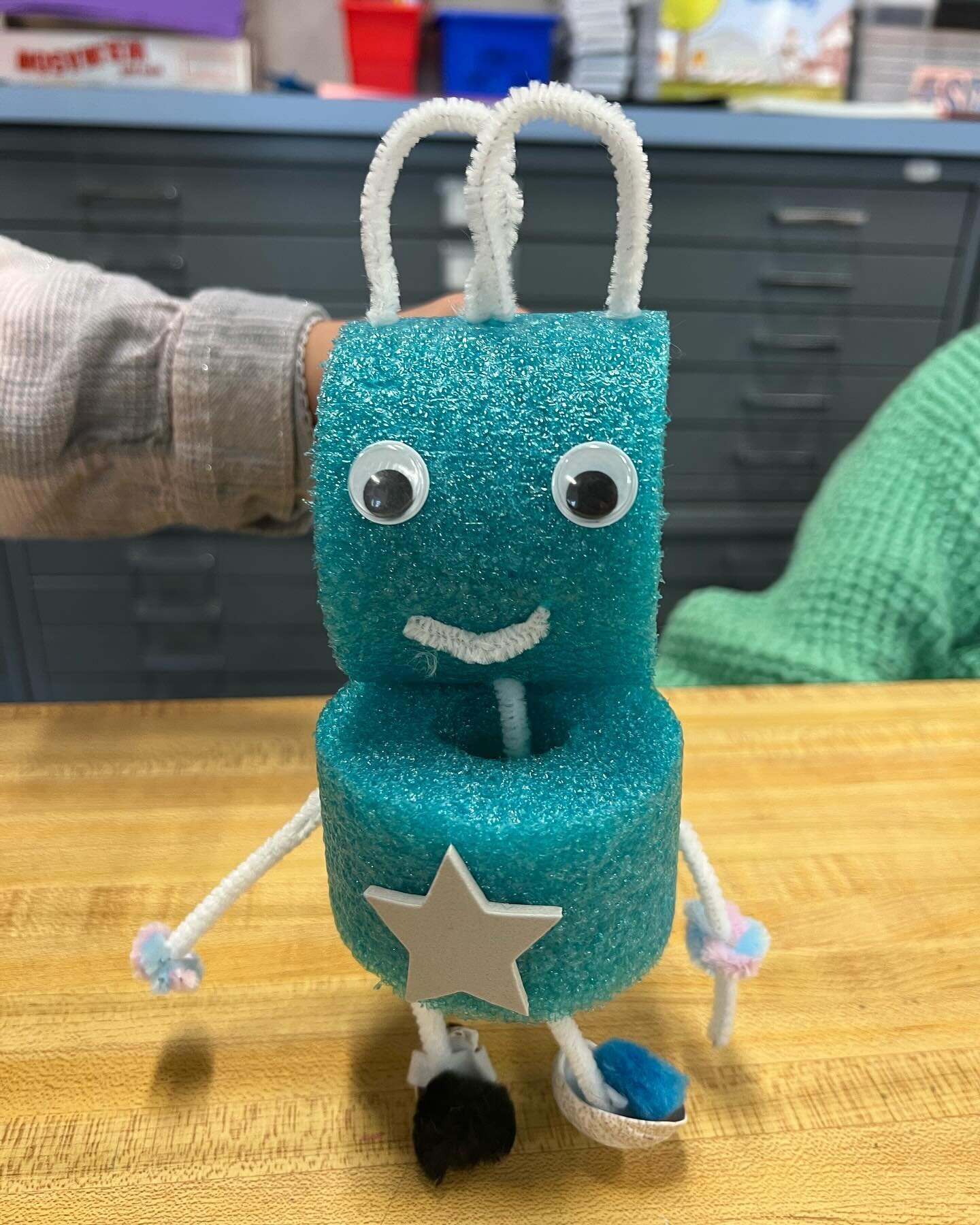 Images from 2nd and 3rd graders who made puppets out of familiar objects this week.  The best thing about this project is that we don&rsquo;t use any glue, although an occasional glue dot helps every once and awhile.
#happy #dancingpuppets #makeartmo