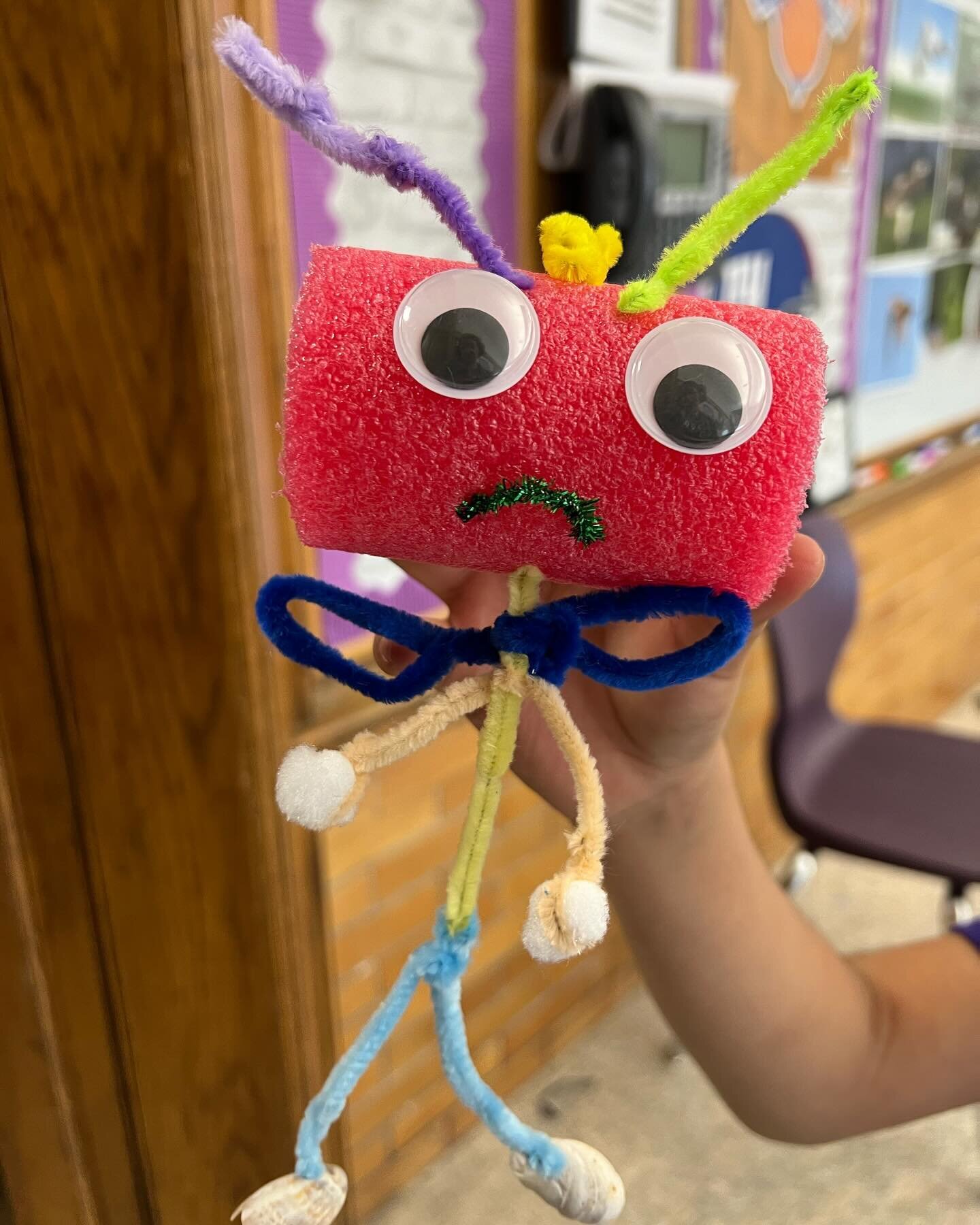 With whirlwind presentation time and puppet making classes I was only able to catch a few shots as the 1st grade students left the art classroom @hartford_public today!  Such happy people creating fun work together here at Naylor.  Here are some funn