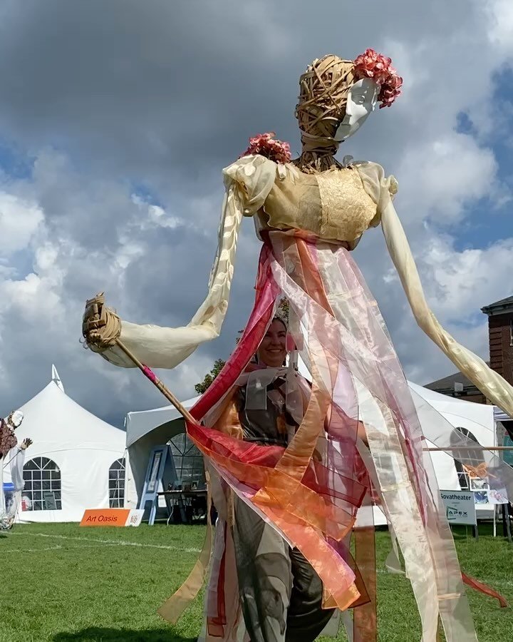 Here we come @newtownartsfestival!  We are ecstatic to bring our giant puppets and &ldquo;Feathered Friends&rdquo; bird mask-making workshop to audiences there this Saturday, Sept. 21 from 11-4:30pm!  #livepuppets #giantscandance #newtownct #newtowna