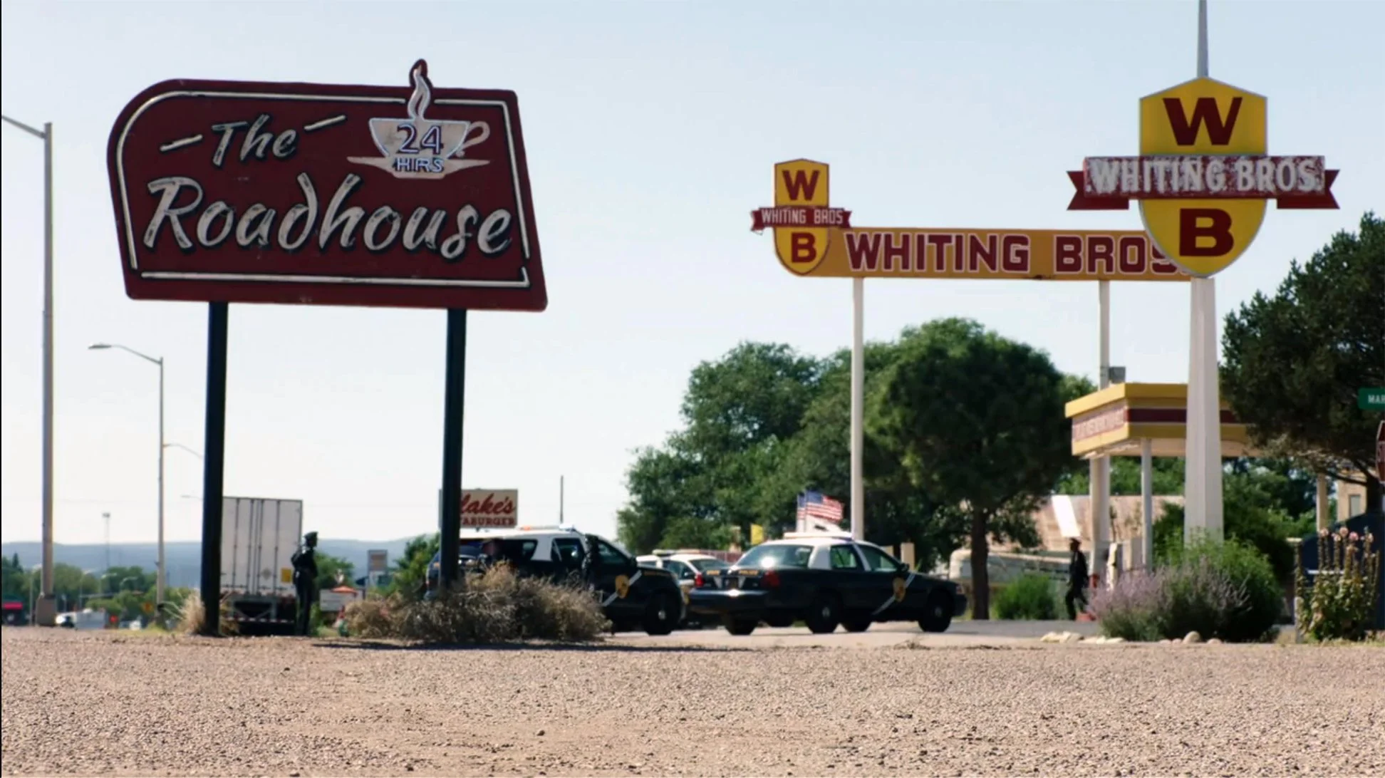 EXT ROADHOUSE DINER - SIGNAGE