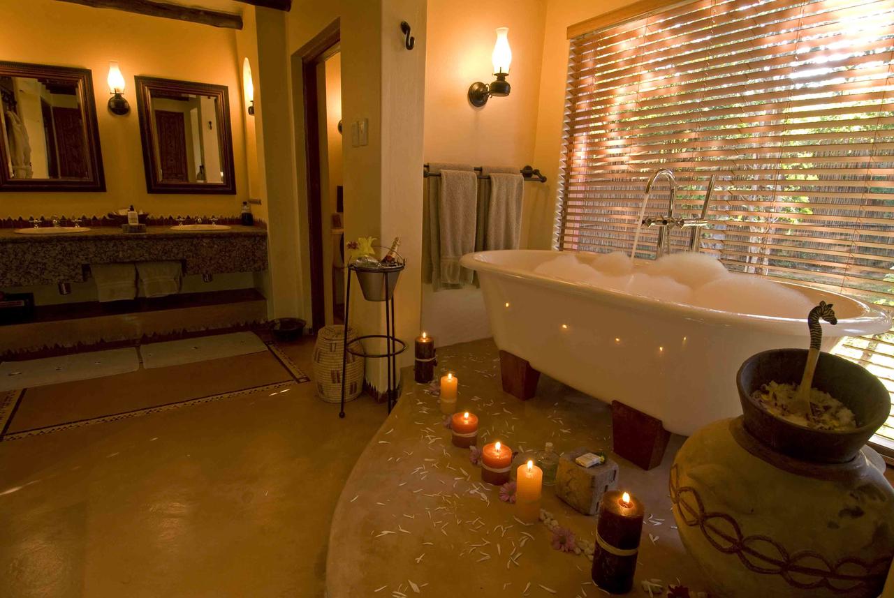Chobe-Chilwero-bathroom.jpg