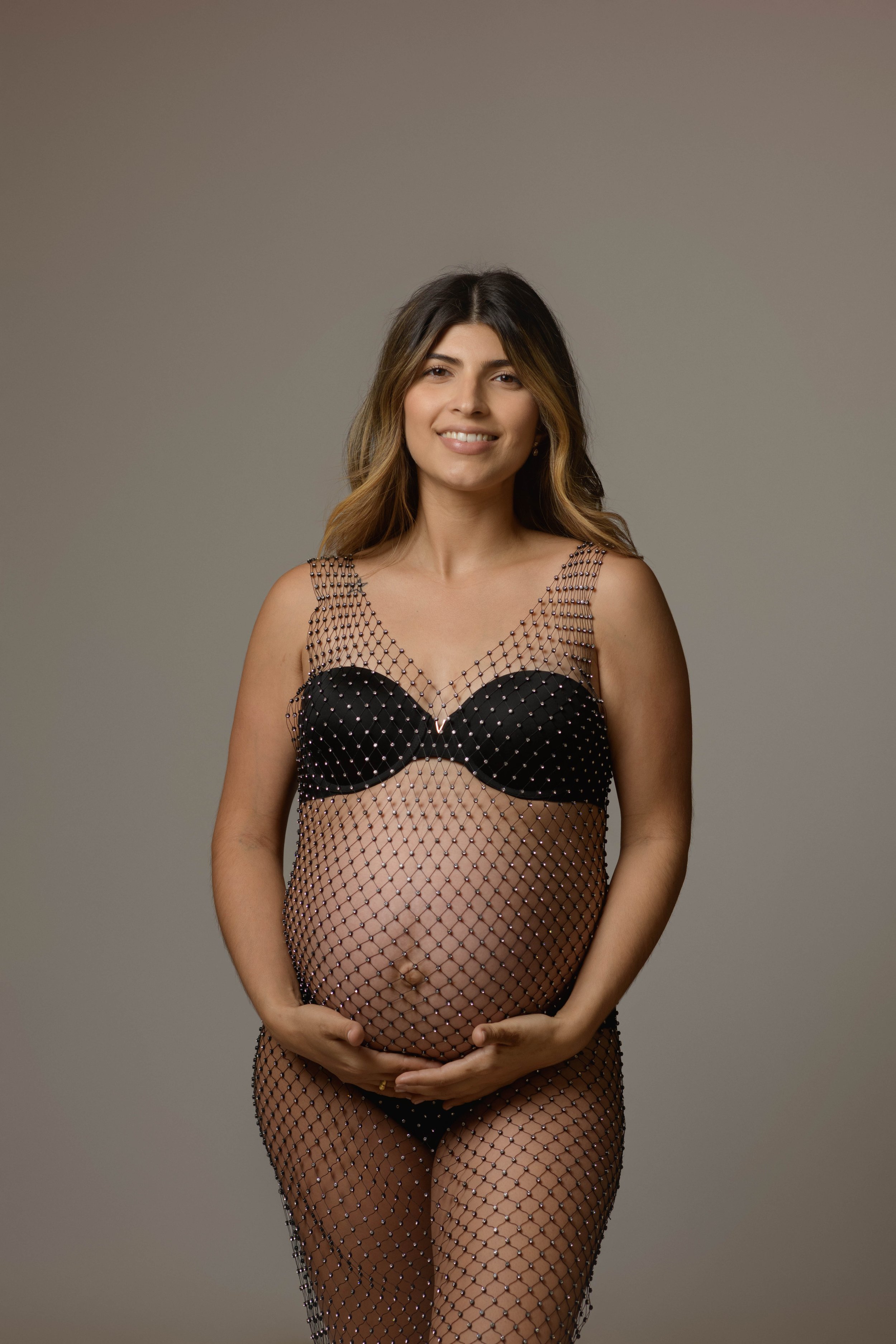 maternity-pregnancy-photographer-san-juan-puerto-rico-rhinestone-fishnet-black-dress-gown-short-sleeve-fotografa-maternidad-embarazo-02.jpg