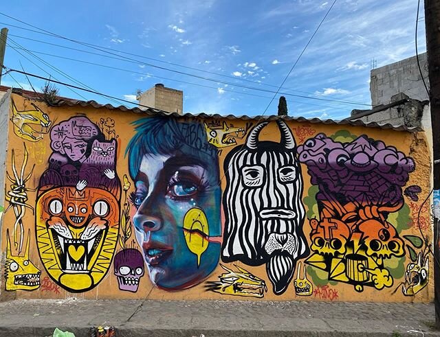 Day jammer with my buddies from #Ecuador @eme_ese_mz and @pinosupay alongside one of my favorite locals @vlocke_negro siempre un placer pintar con ustedes 🌼
&bull;
&bull;
&bull;
&bull;
&bull;
#streetartcholula #casaflowrida #popsurrealism #wallporn 