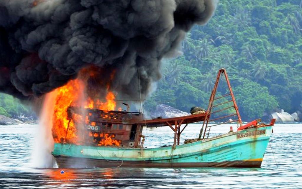 eight_col_Indonesia_fishing_boat.jpg