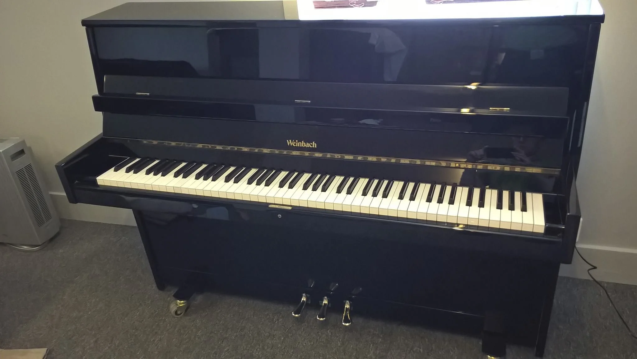 Sortlakkert, stramt og elegant instrument med rik klang: Weinbach piano