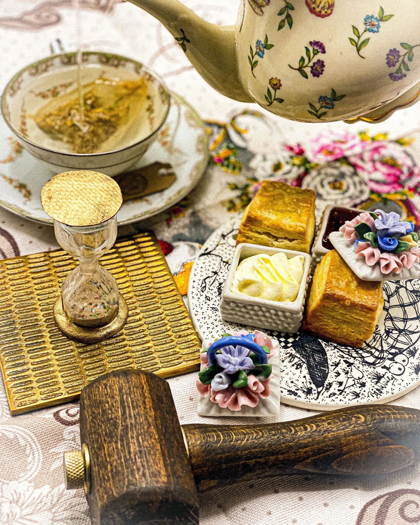 A tea that is less buzz and more whimsy, vanilla scones, jam &amp; double cream,  isomalt
&amp; chocolate hourglass with nonpareils.

#merchantroots #conceptmeu #onlyinsf #sanfrancisco #teaservice