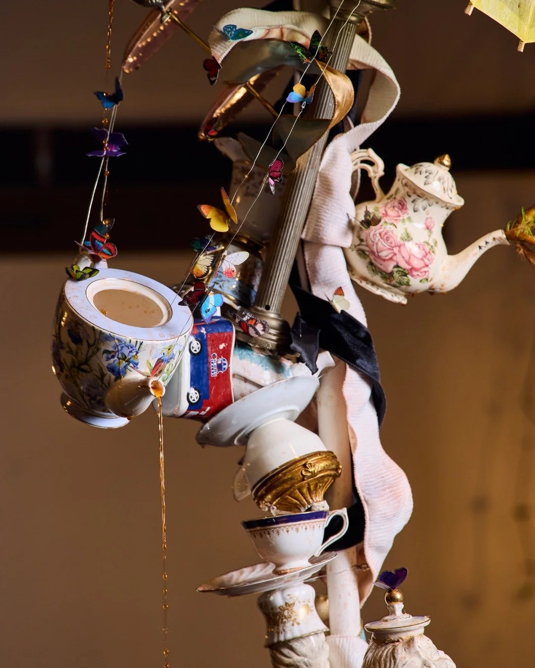 A deep gaze into the teapot might just lead you to your future.  Just tell us when 🫖✨

#merchantroots #teapot #madteaparty #sanfrancisco #onlyinsf