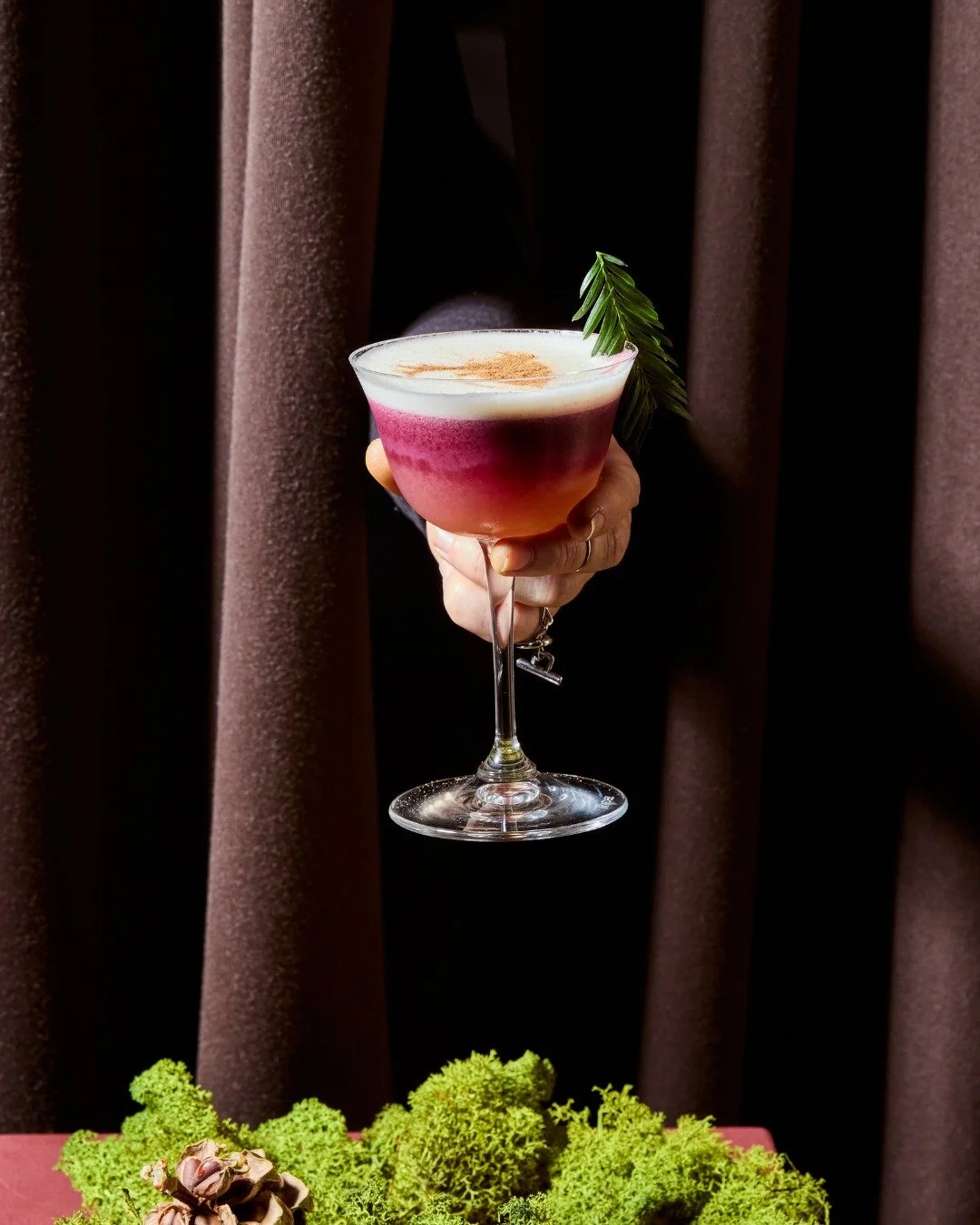 For our next trick: a spirited potion emerges before your eyes from the fog. Pomegranate, rosemary, and a few other secrets we can spill... after you find us, that is 🔓	

#barorsosf #merchantroots #conceptbar #speakeasy #potions