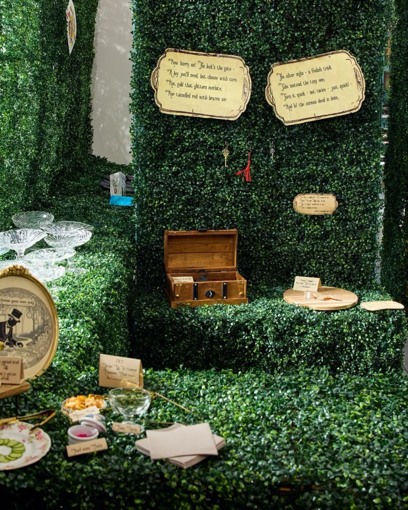 Your evening begins with a journey through the maze, wherever it shall lead. But, caution: the rabbit hole is much closer than it appears 🔍 

#merchantroots #maze #conceptmenu #sanfrancisco #onlyinsf