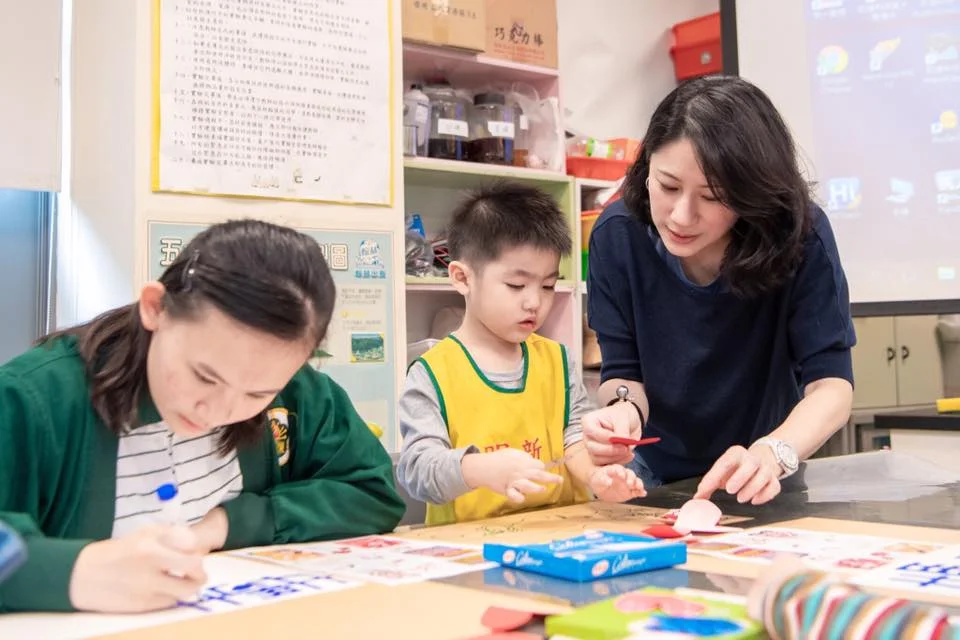 王老師細心協助指導小天使們