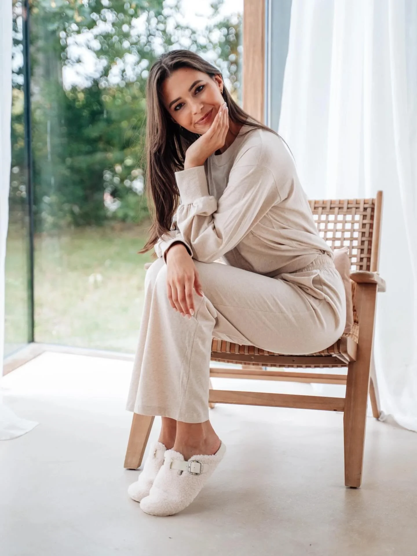 Deze prachtige pyjama en pantoffels nu als ideale 🎁 onder de 🎄?

Wij hebben er nog enkele in voorraad! 

#pyjama #plutolingerie #hethuisvandelingerie #shopinieper #rijselstraatieper