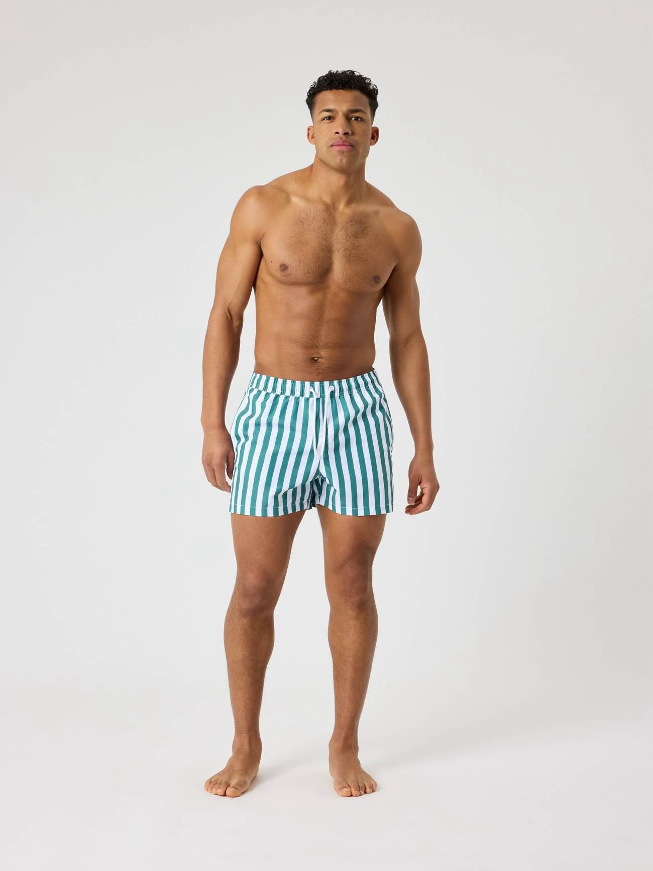 Vanaf vandaag kan je alle mannenzwemshorts ook shoppen in onze webshop.

https://www.hethuisvandelingerie.be/badmode

#zwemshorts #badmode #shopinieper #hethuisvandelingerie #rijselstraatieper