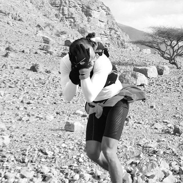 Perfect running technique for Wadi Bih 2017. An aerodynamic tuck with glove protection against the grit and sand. #neverstoprunning #dubairunners #wadibih #wadibih2017
