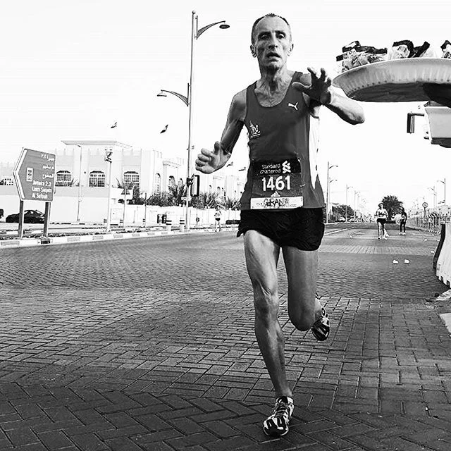 Supporting our runners in Dubai. The locals rely on the great supports stands run by the Dubai running clubs. #neverstoprunning #dubairunners #dubaimarathon2017 #dubaimarathon
