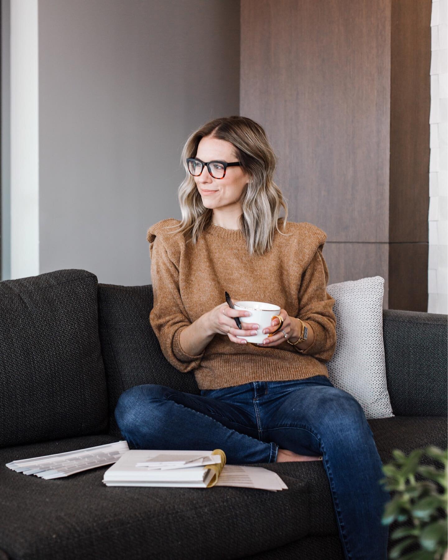 ✨ Smirking at the snow falling, knowing I get to stay inside and do fun projects 😆 I&rsquo;ve got four DIY projects going right now so a few details on each will be in my stories every day 🙏🏻 oh, and Happy February 🤯
📸 @samlesliephoto 
http://liketk.it/37miq @liketoknow.it #liketkit #LTKunder100 #LTKworkwear #snowsnowsnow #snowstorm #midwest #midwestliving #mondaymood #mondayvibes #projects #diyprojects #interiordesigner #interiordesign #snowday #cbus #columbus #columbusohio