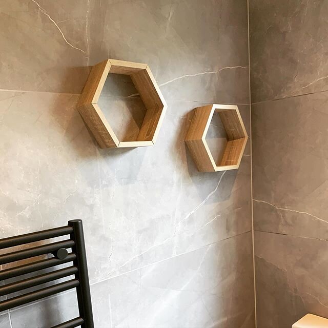 Popped back to previous bathroom to fit these hexagon shelves. Fit the look perfectly. #bathroomshelf #bathroomdesign