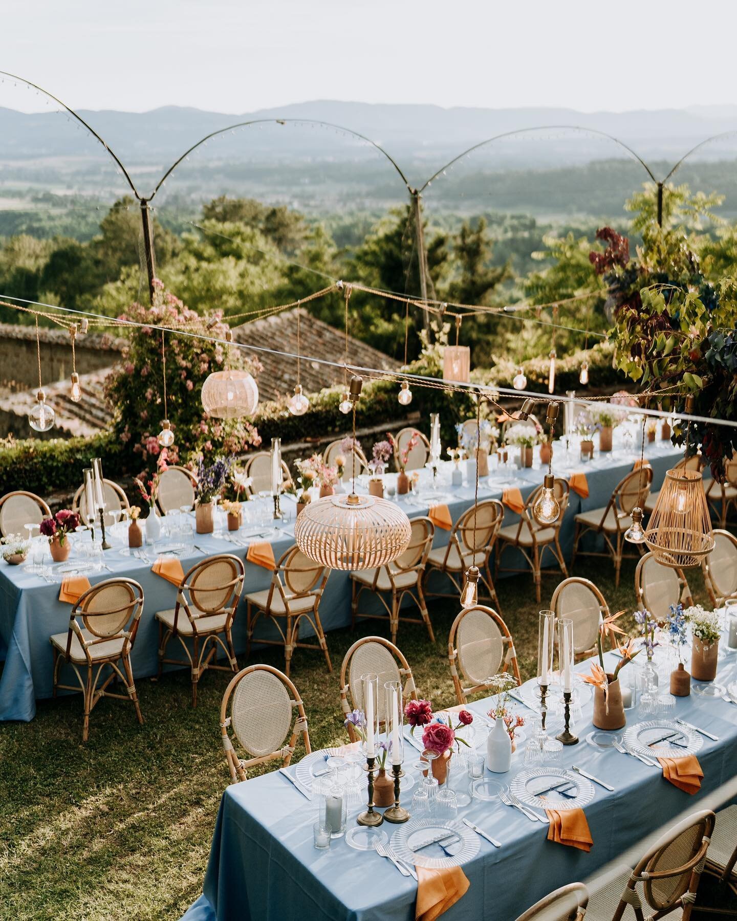 Colorful wedding with Sicilian taste in the middle of Tuscany!
&bull;
WP @themarthysvintagegarden
FLOWERS @lucacozza_flowerspecialevents
PHOTO @vanessa_serra_photographer
VIDEO @sergioeblo_weddingfilms
HMUA @suely_hair_makeup
VENUE @villadistriano
LI