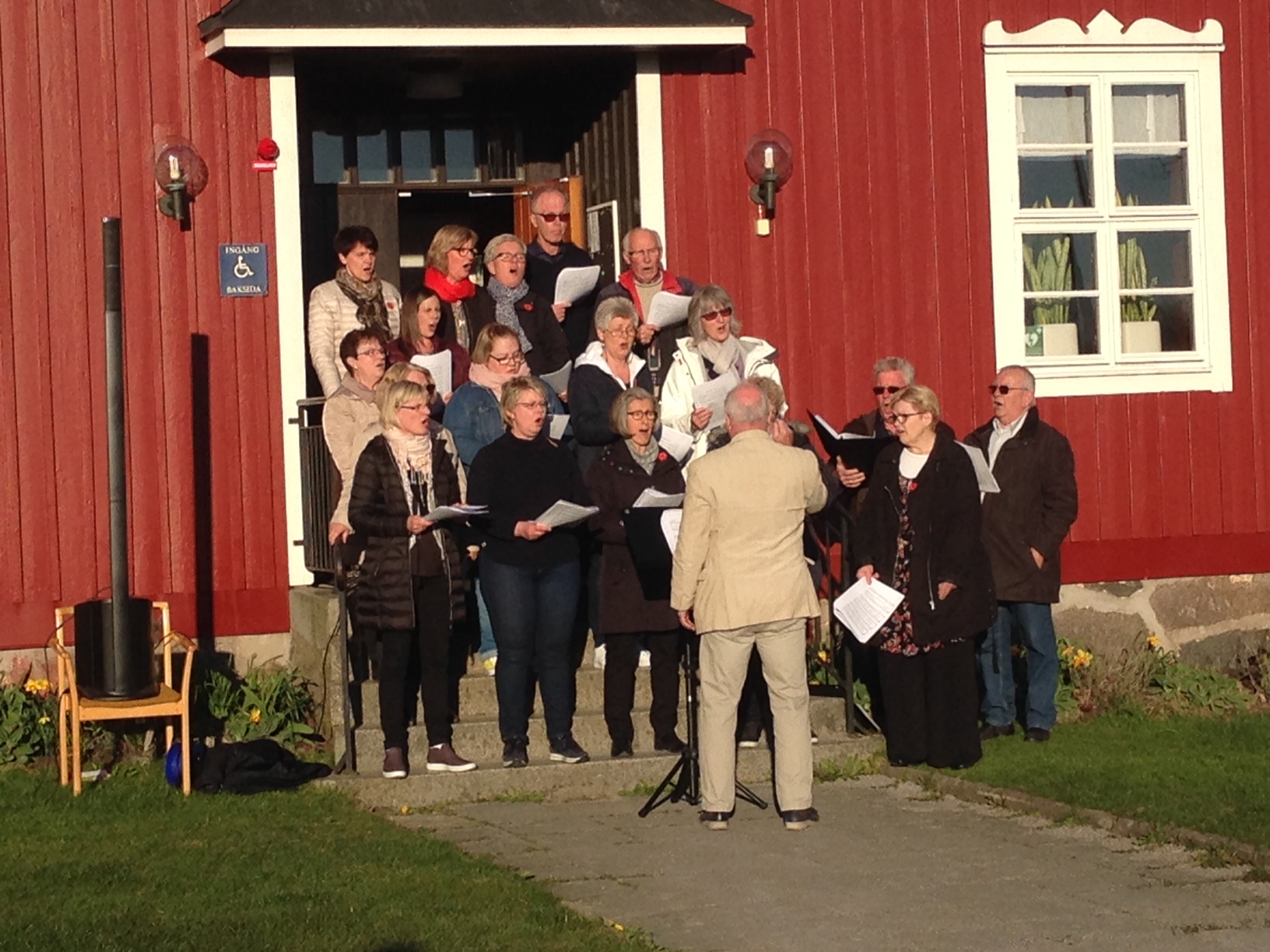 Nöbbelekören sjunger in våren