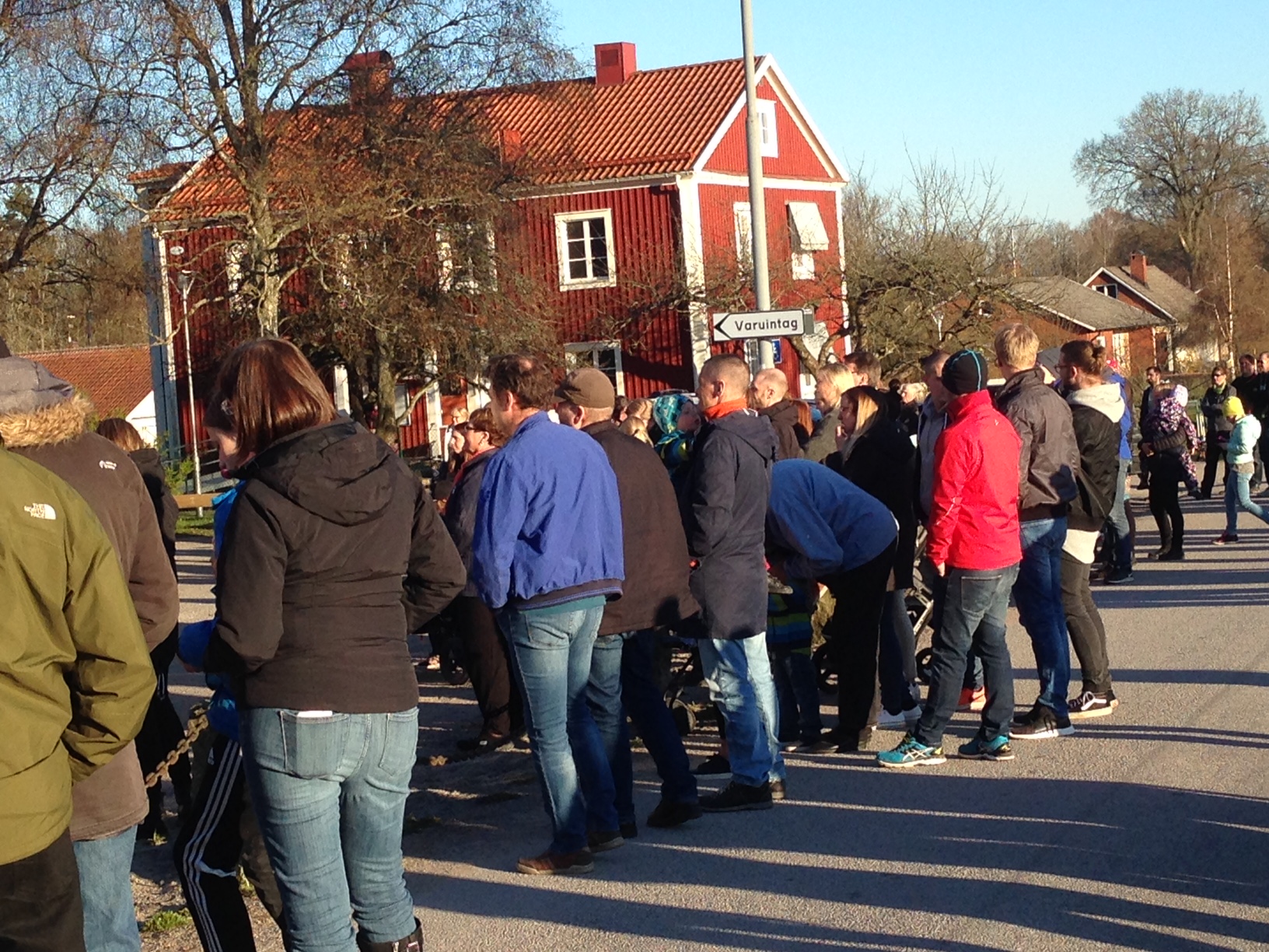 Det var många som passade på att gå till sockenstugan denna soliga valborgsmässoafton .........