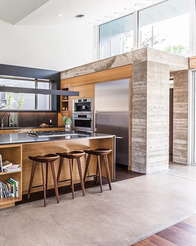 Our #bouldinatxhome has an entry volume that is tucked behind the kitchen. The entry space is enclosed by cast-in-place concrete and the volume helps anchor the end of the kitchen.⁠⠀
.⁠⠀
#austinarchitecture #austinarchitects #austinhomes #austinlivin