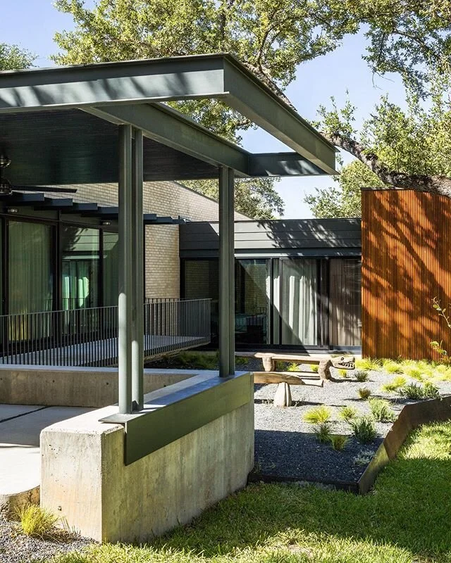 We designed double pipe columns to support the covered porch in our #1702atx project. It was fun working out the steel details for this awning structure. It's come a long way since framing!⁠ 📷 @jakeholt⁠⠀
.⁠⠀
#austinarchitecture #austinarchitects #a