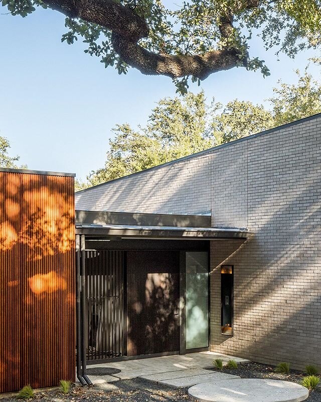 We designed a steel call box in our #1702atx project to house the doorbell and video communications. We also put in lights to help illuminate its location at night. Thanks to @w2macfab for the great steel fabrication work! 📷 @jakeholt⁠⠀
.⁠⠀
#austina