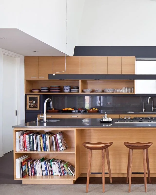 In our #bouldinatxhome we used white oak cabinets, a dark quartz countertop, cork flooring, and a downdraft vent was used in lieu of a full sized overhead vent hood. We like this kind of open kitchen layout for entertaining.
.⁠⠀⁠⠀
#austinarchitecture