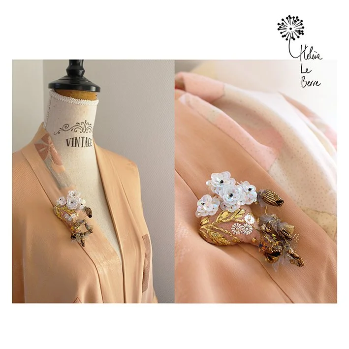      

 
   Atelier d’Octobre à Paris  Nous broderons «&nbsp;LAGON&nbsp;»,  broche dessinée comme une feuille en forme de cœur, toute tendre…    sublimée de fleurs pompons opalines et de petites feuilles oxydées par  le soleil d’automne.&nbsp;  Rende