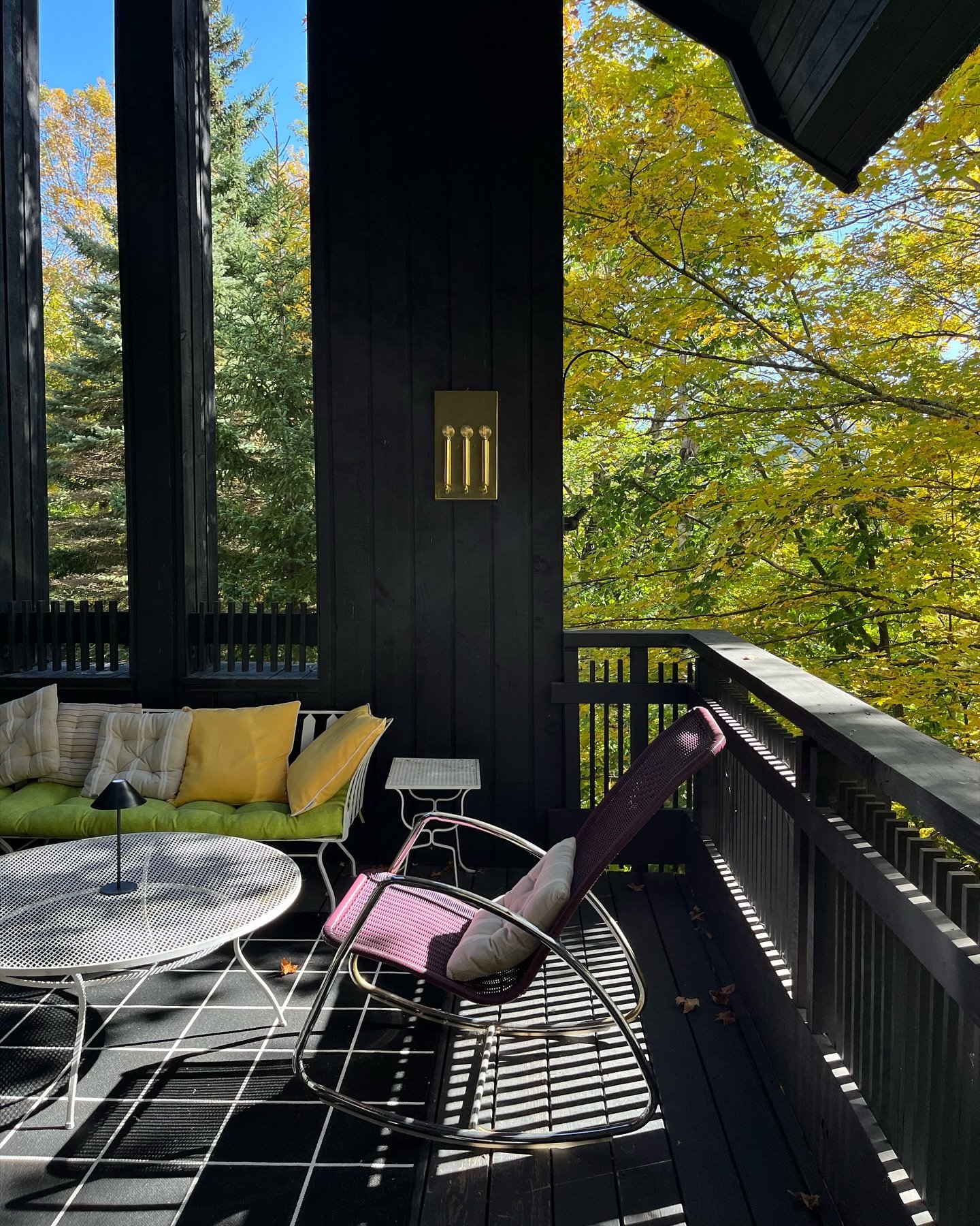 Al fresco 

#outdoor #outdoordeck #outdoordecor #deckdesign #mountaincasa #escapebk #escapeny #summergetaway #springgetaway #skihouse #vermontvacation #getawayhouse #vacationmode #vacationrentals #vacationhomerentals #midcentury #architecturelovers #