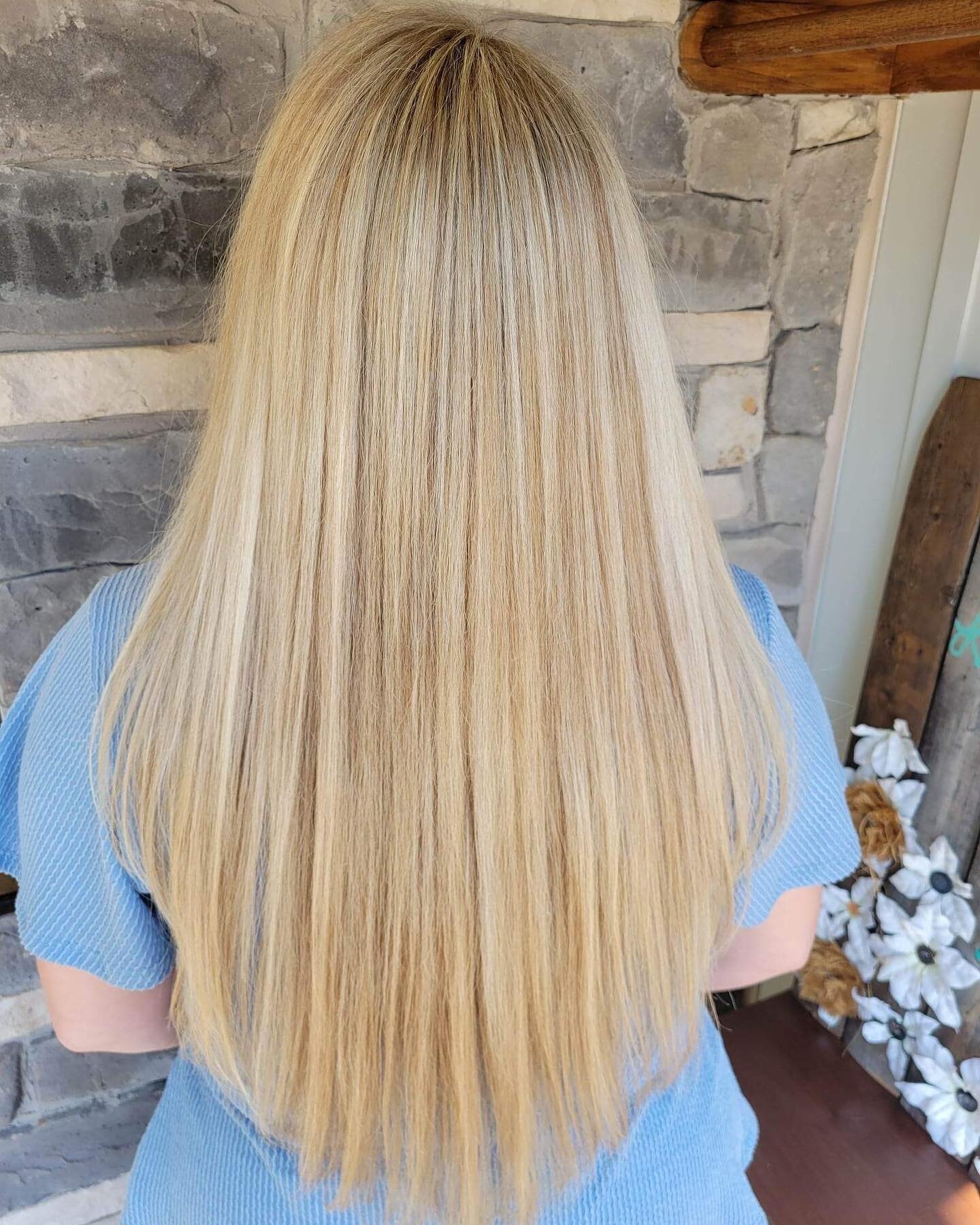 THIS. IS. ALL. HER. HAIR. 🫢😍
@susie_alters 
&bull;
&bull;
&bull;
#longhair #naturalhair #highlights #lowlights #matrix #lightmaster #joico #pahairstylist #statecollegesalon #pennstate