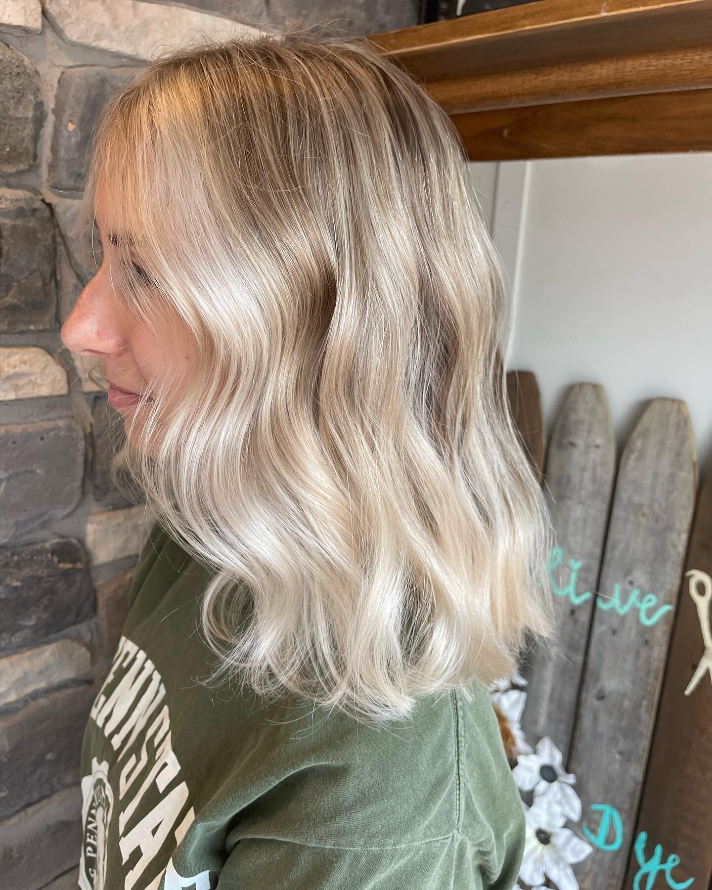 Can y&rsquo;all believe this is just a partial?🙌
@hairbykenna_ 
&bull;
&bull;
&bull;
#highlight #balayage #moneypiece #matrix #lightmaster #joico #joicotoner #olaplex #olaplexlove #pahairstylist #statecollegehairstylist #pennstate