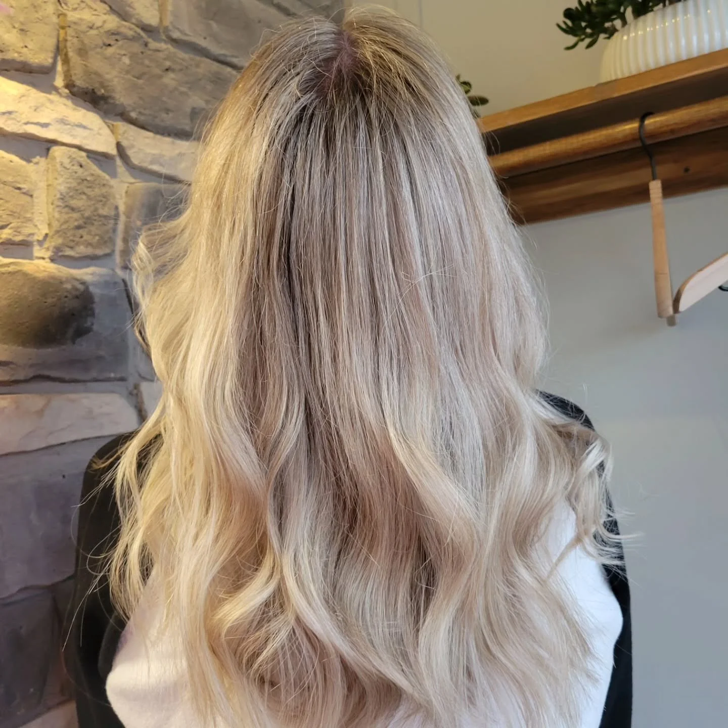 The blonde affect 😍 @glamby_robin 
.
.
.
#blondeshavemorefun #blondehighlights #blondegirl #statecollegesalon #pahairsalon