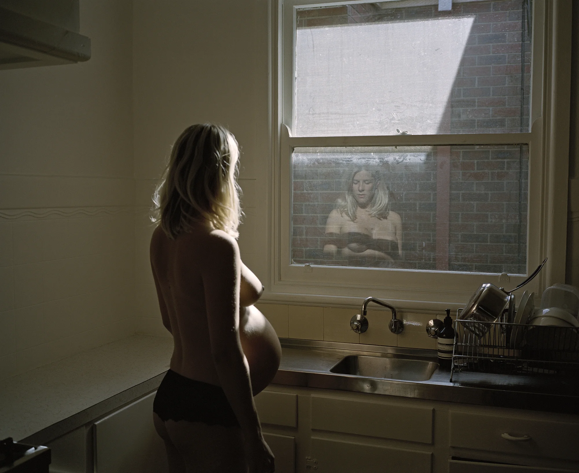 Greta in her kitchen (36 weeks) (2018).