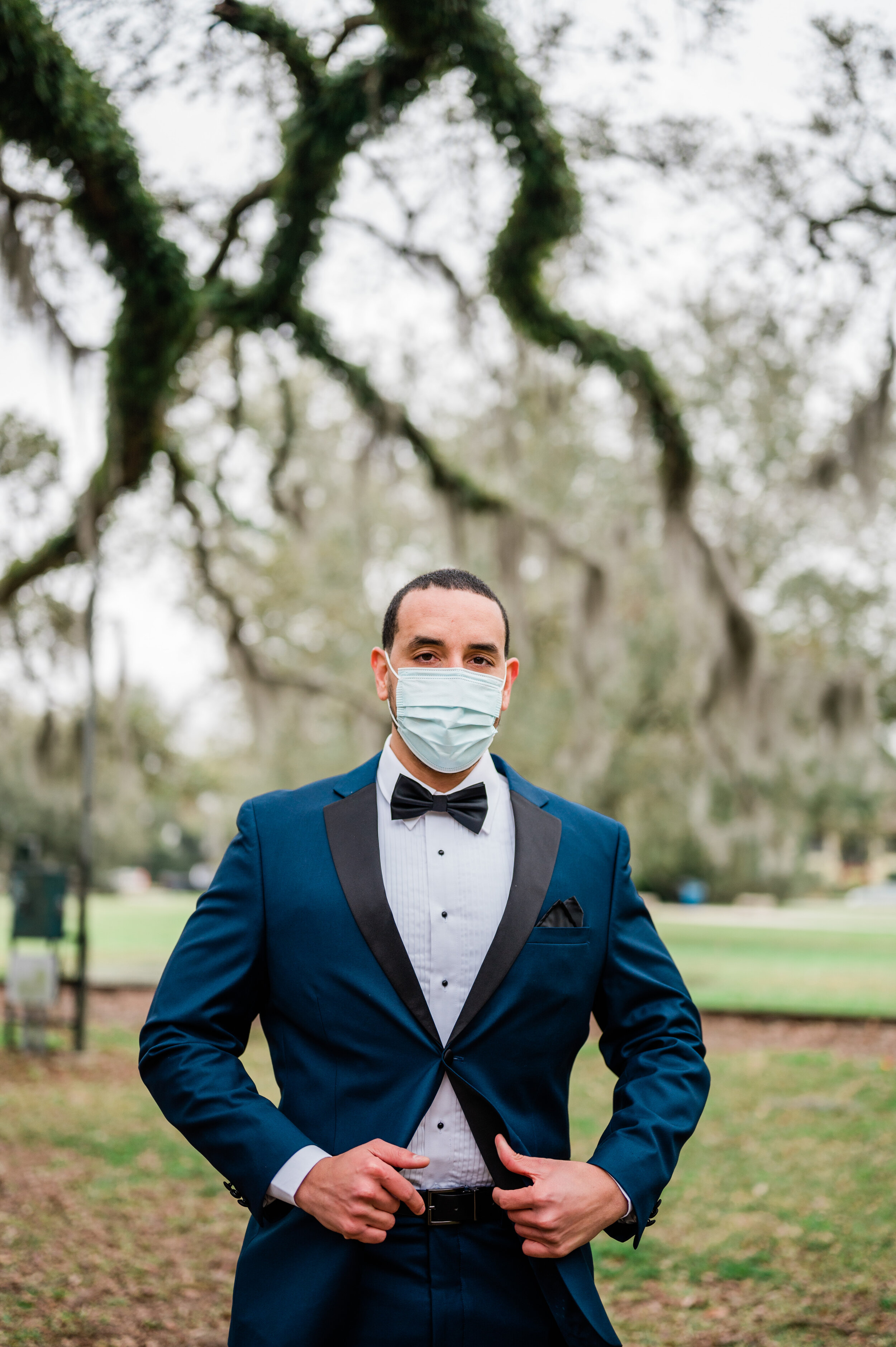 The groom with a mask 