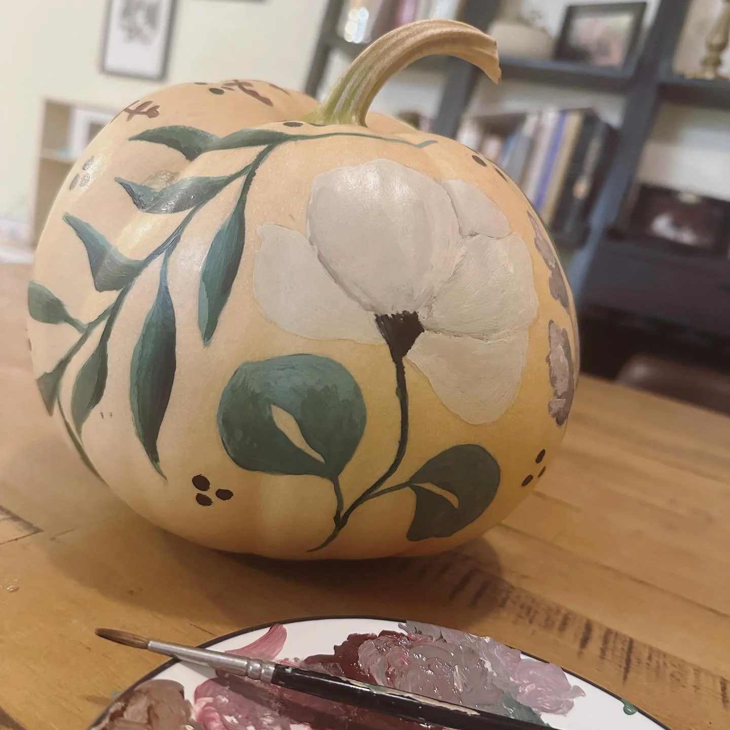 Just a lil pumpkin painting 🌿👩🏻&zwj;🎨 #paintedpumpkins #pumpkinseason
