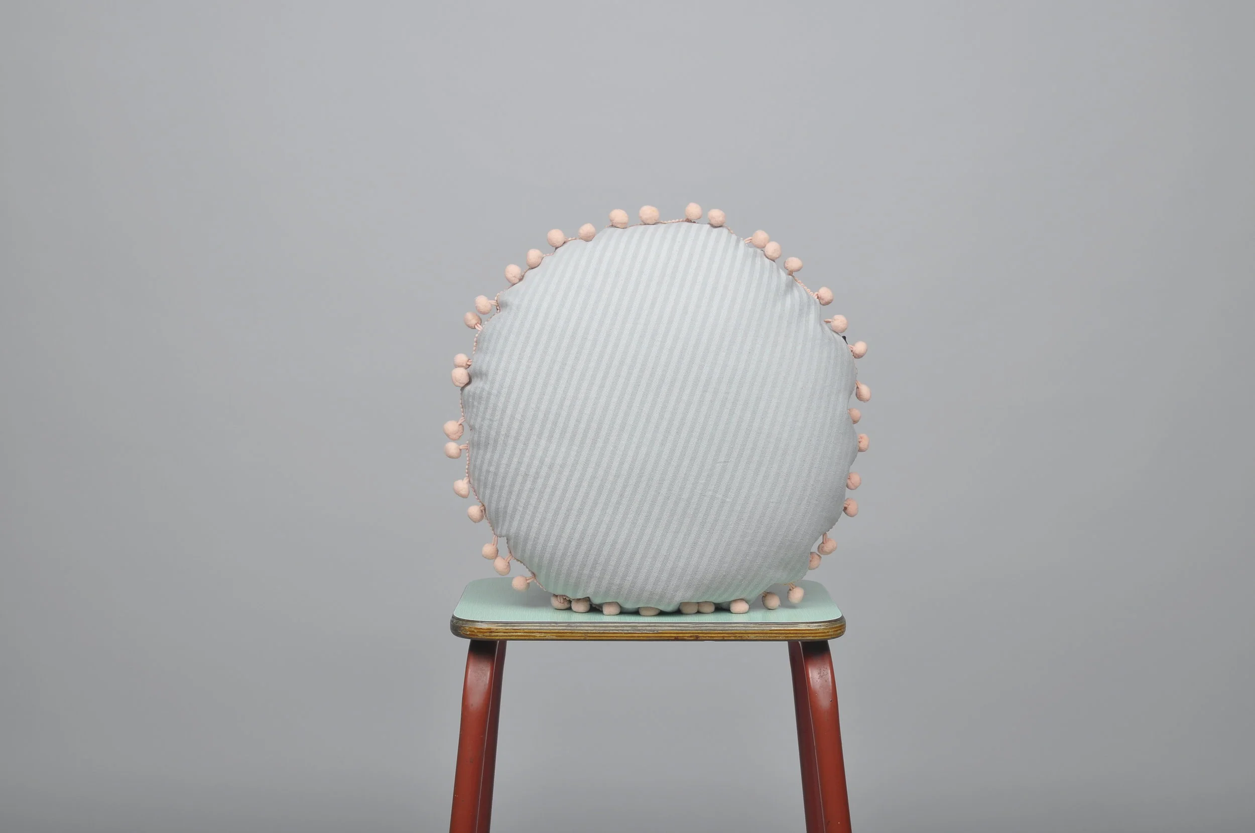 Ecliptic delight : Grey sky poms